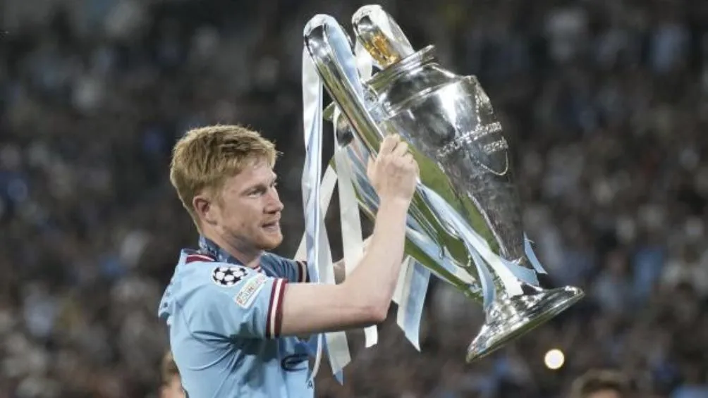 De Bruyne levantando la Champions League