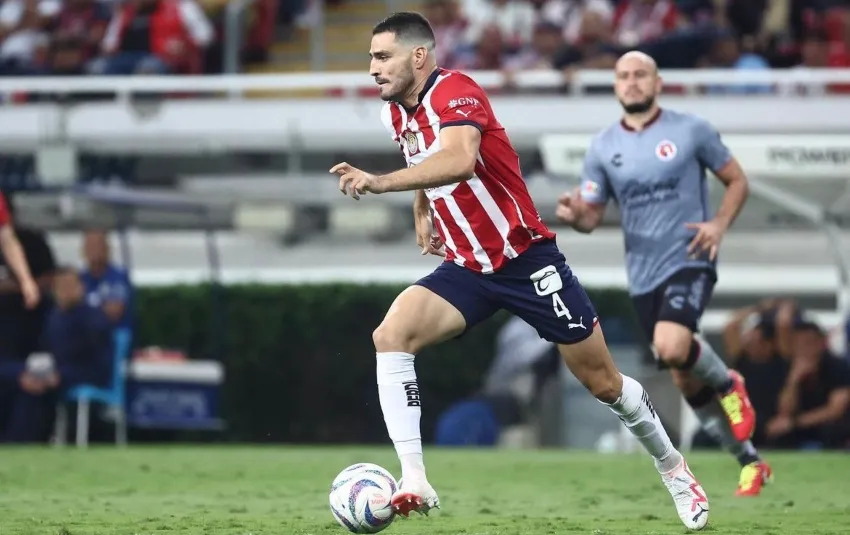 INSTAGRAM: @pollobv Briseño con el balón controlado