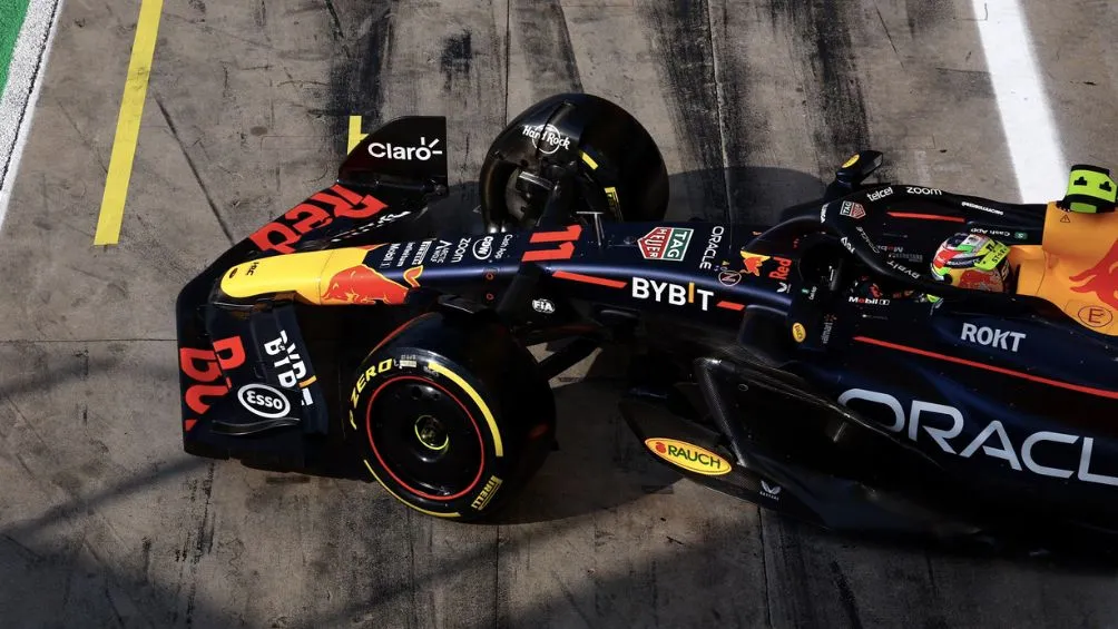 TWITTER: @SChecoPerez El RB19 del piloto mexicano