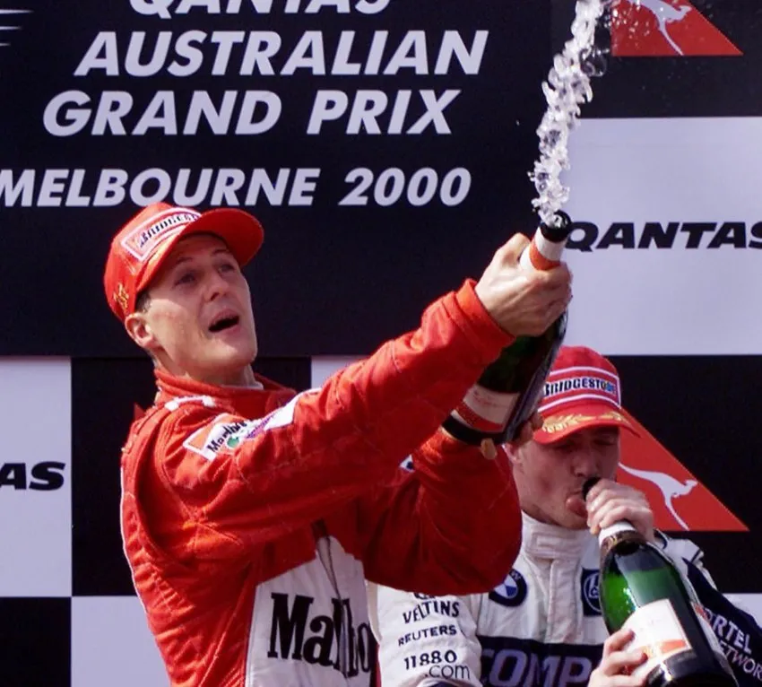 Celebración en el podio con los corredores