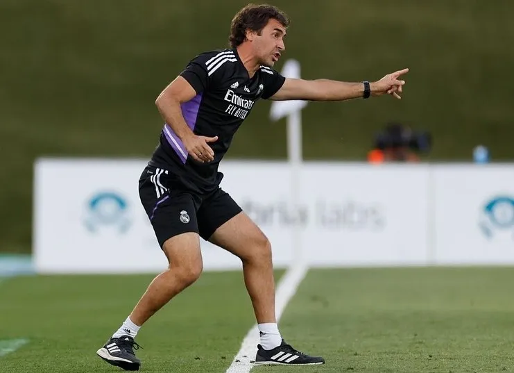Raúl dirigiendo al Real Madrid Castilla