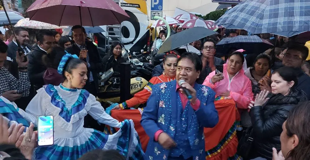 Un imitador de Juan Gabriel dio show