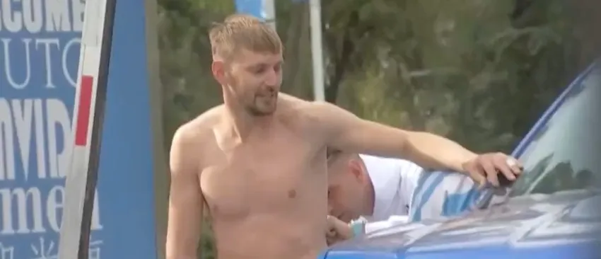 'Dibu' Martínez firmó autrógrado en la espalda de un aficionado