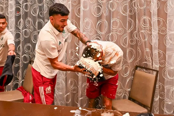 Alexis Vega dándole un pastelazo a Alvarado