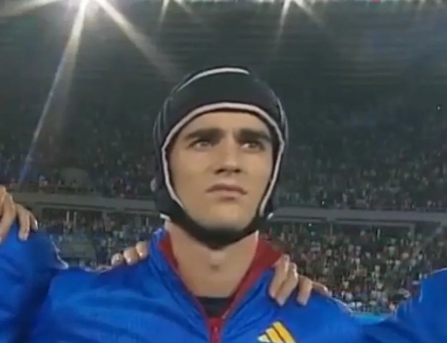 CAPTURA DE PANTALLA: VIDEO Gavi jugó con un casco protector ante Georgia