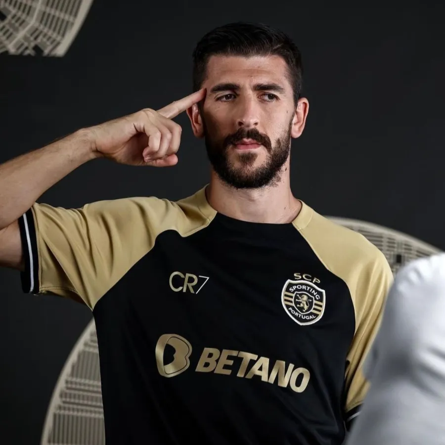 INSTAGRAM: @sportingcp Sporting homenajeó a CR7 con jersey negro