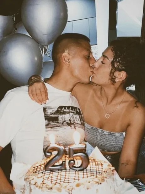 Roberto Alvarado celebrando junto a su pareja