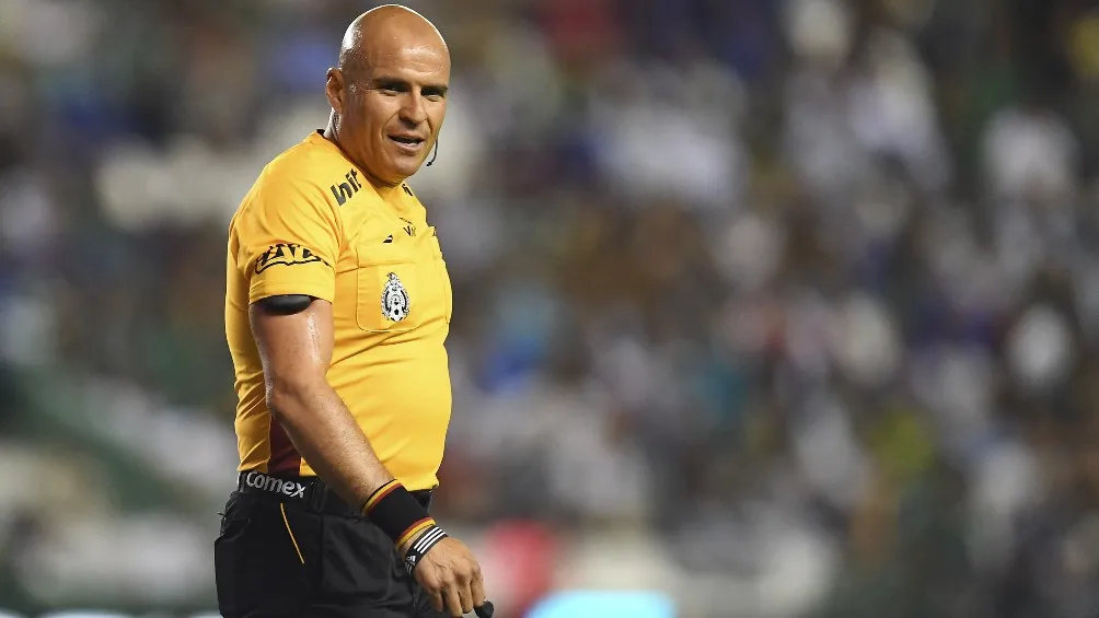 Paco Chacón dirigiendo un partido