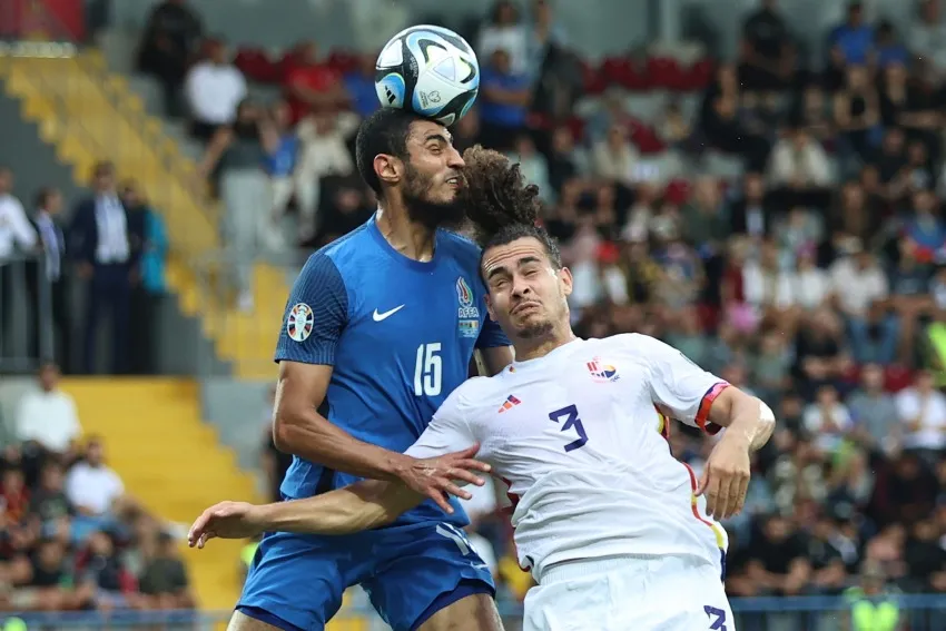 Tratando de rematar el balón en el aire