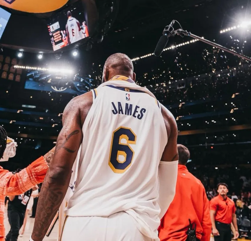 El dorsal número 6 para James