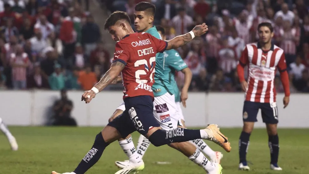 Calderón anotó y puso la asistencia para el segundo gol del partido