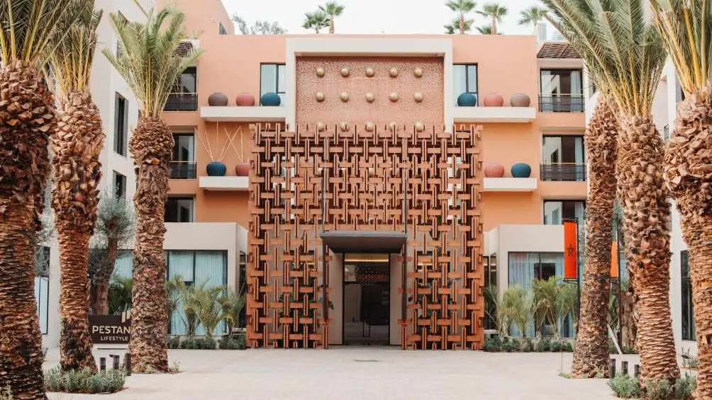 El hotel del portugués sigue en pie