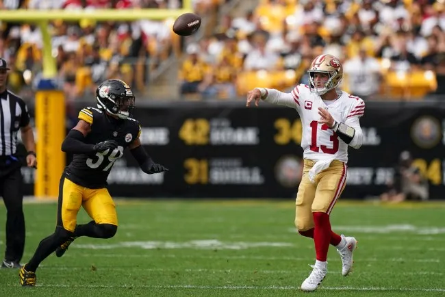AP Brock Purdy lanza el balón durante el partido