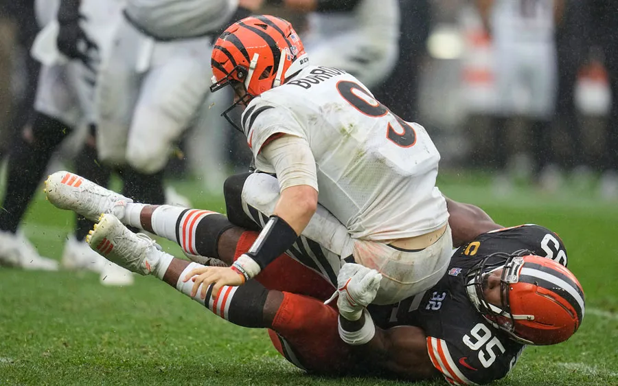 Joe Burrow derribado por la deffensiva de los Browns
