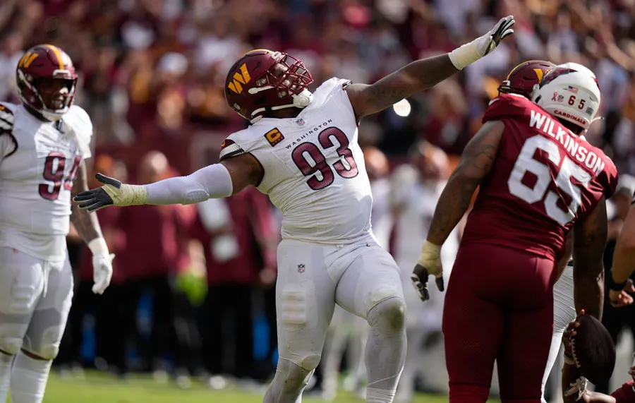 El tackle defensivo Jonathan Allen celebra captura