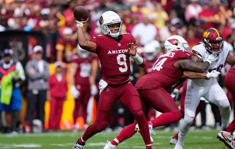 El quarterback Joshua Dobbs al lanzar el balón