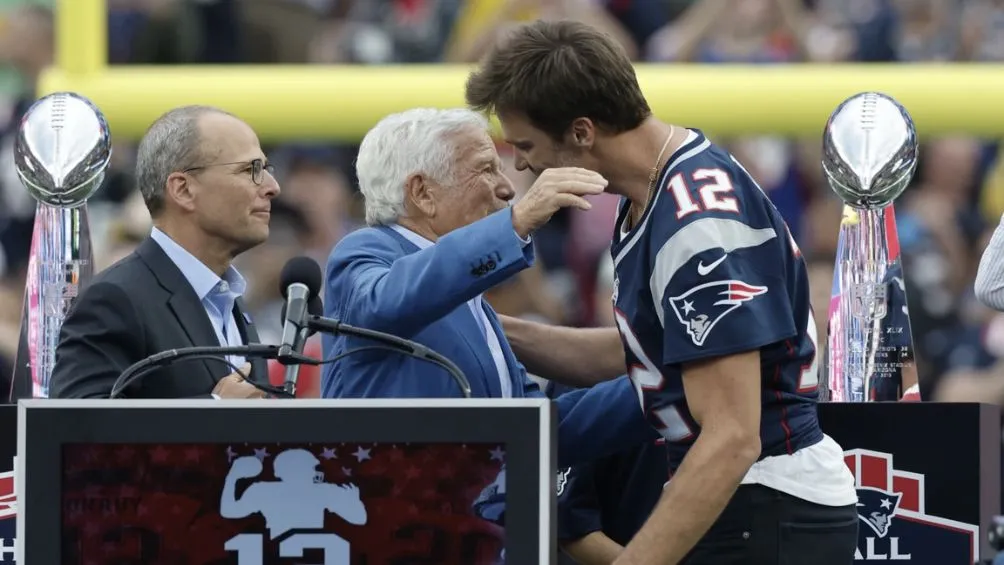 Tom Brady junto a Robert Kraft