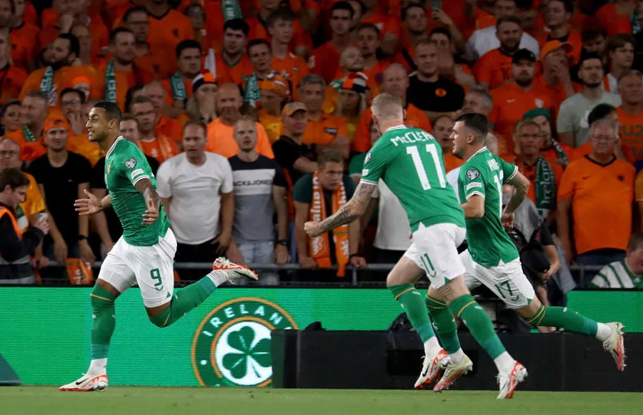 Irlandeses celebran gol de Adam Idah