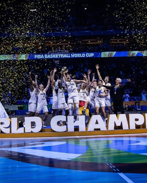 INSTAGRAM @fibawc Alemania festejando el título