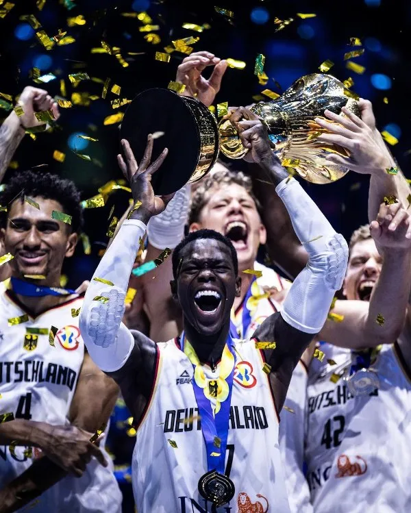INSTAGRAM @fibawc Alemania levantando el título