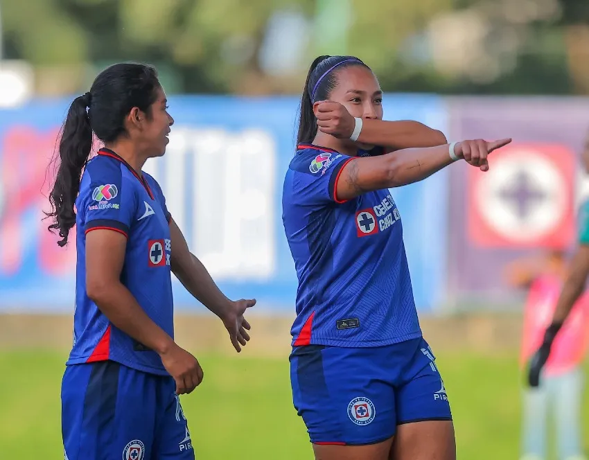 Martha Enciso en celebración tras su gol de tiro libre