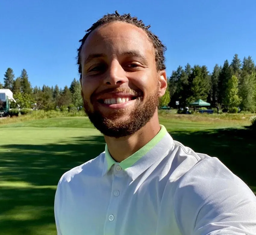Curry practicando golf