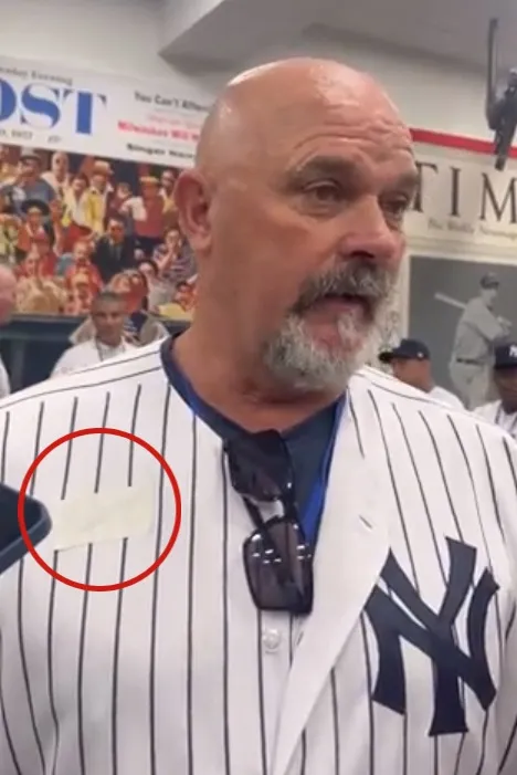 CAPTURA @BryanHoch David Wells tapó el logo del patrocinador de los Yankees