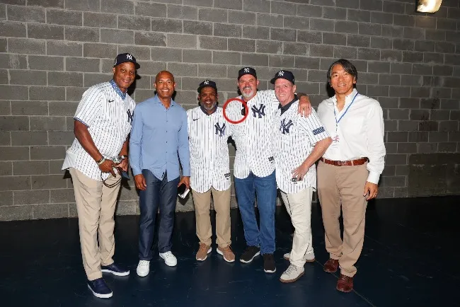 Twitter @Yankees David Wells tapó el logo del patrocinador de los Yankees