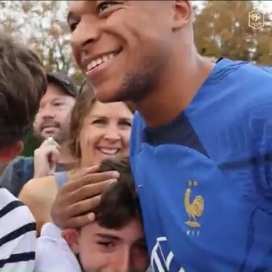 CAPTURA DE PANTALLA: VIDEO Niño lloró por conocer a Mbappé
