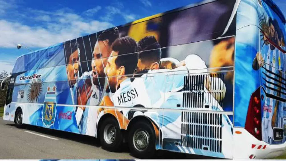 Aficionados recibieron al autobús albiceleste