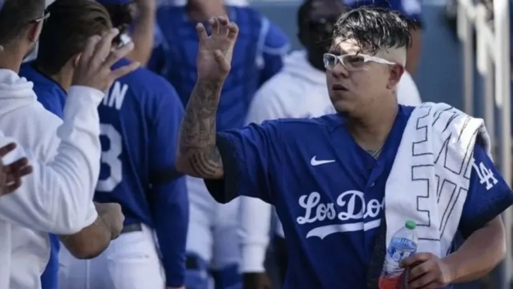 AP Julio siendo relevado en un juego de los Dodgers