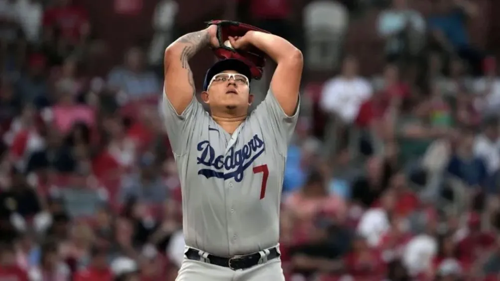 AP Julio Urías ante de un lanzamiento