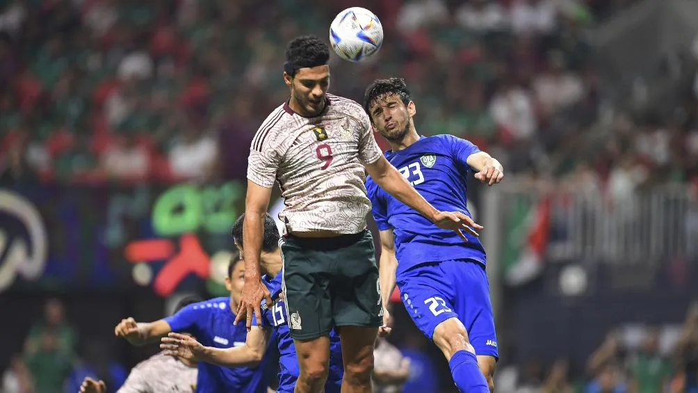 El delantero mexicano disputando un balón