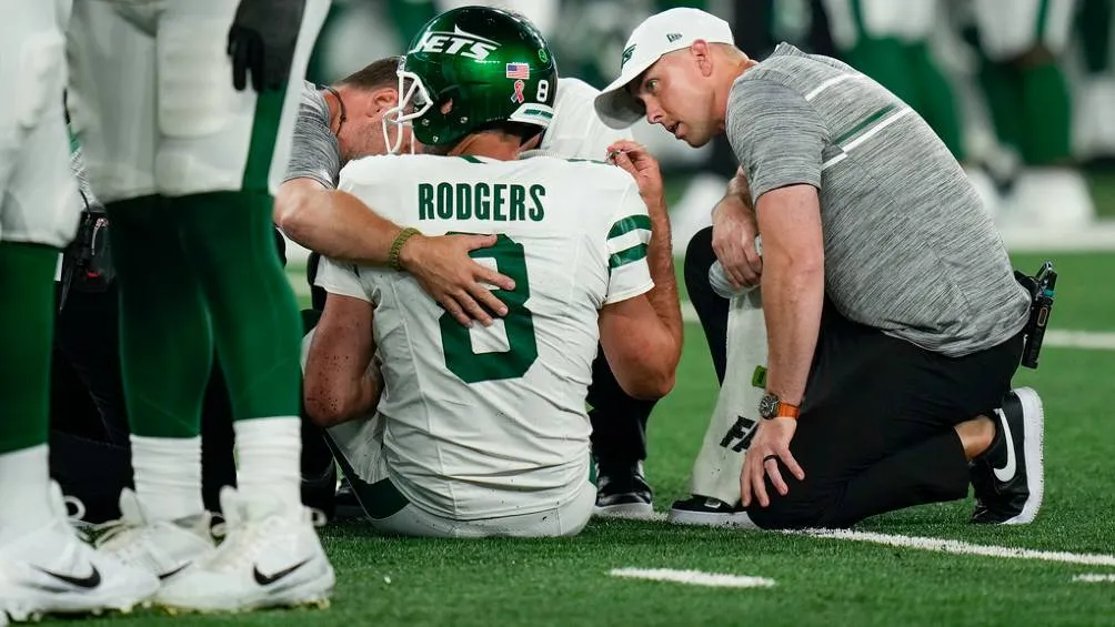 Aaron Rodgers no pudo continuar en el partido