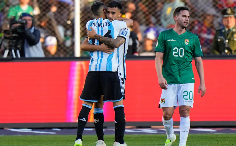 Nicolas Gonzalez se abrza con Exequiel Palacios