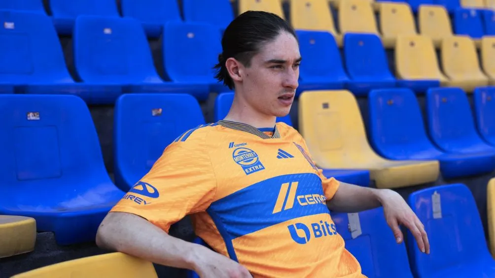 TWITTER: @TigresOficial Flores posando con los colores de Tigres