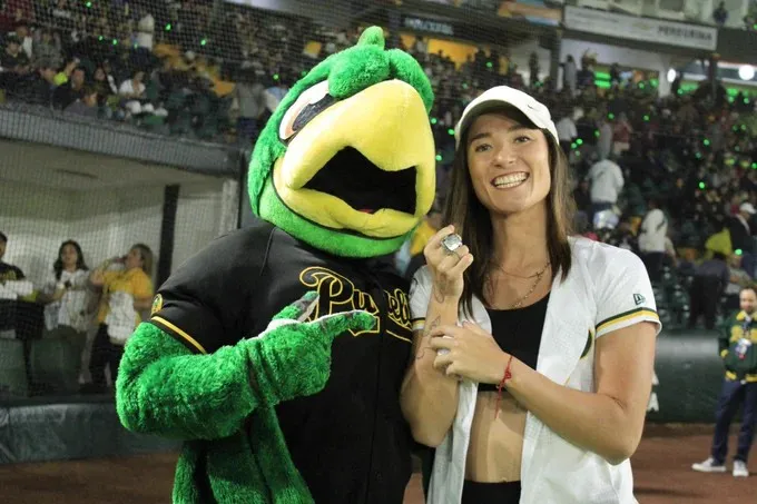 Twitter @Pericos_Oficial Mati Álvarez con la mascota de los Pericos