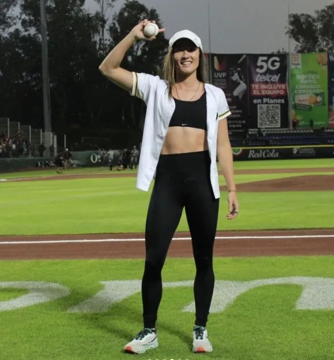 IG: @pericos_oficial Mati Álvarez lanzó la primera bola del Juego 3 de la Serie del Rey