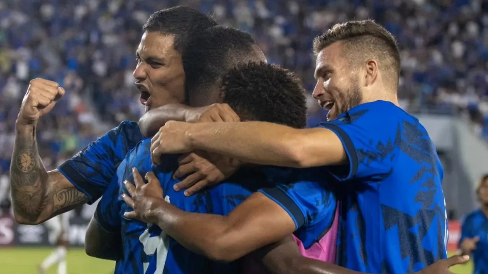 Los salvadoreños celebrando un gol
