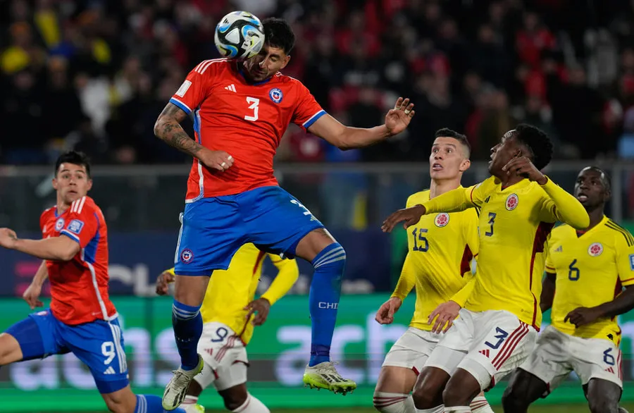 AP Guillermo Maripán anotó de cabeza pero el tanto fue anuldo por fuera de lugar