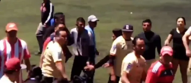 CAPTURA DE PANTALLA Hombre saca pistola en plena cancha de futbol