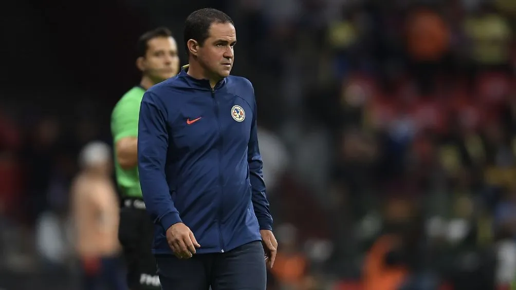 El entrenador azulcrema durante un partido