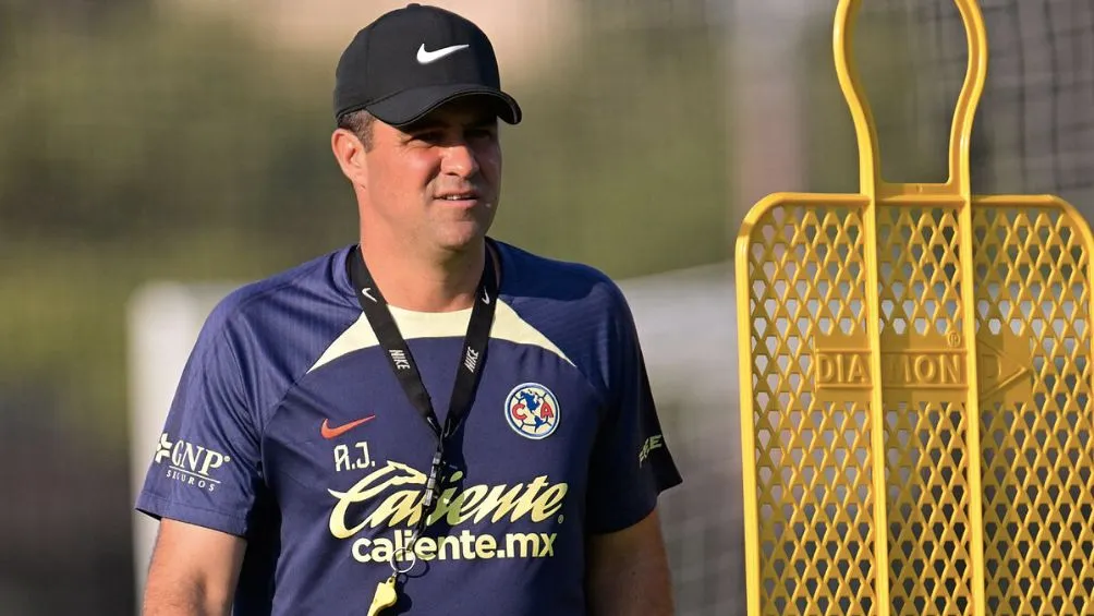 André Jardine en una práctica con América