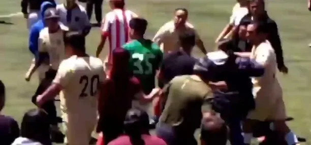 CAPTURA DE PANTALLA Bronca se sale de control en futbol amateur