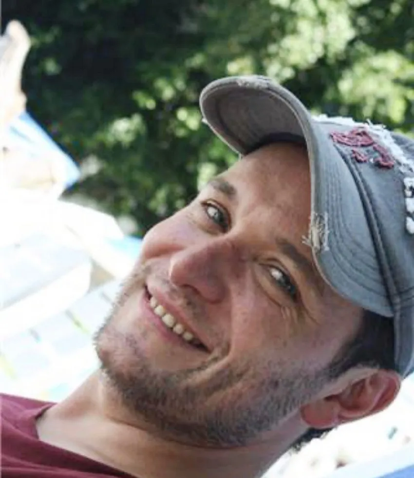 Sonriente el actor de televisión