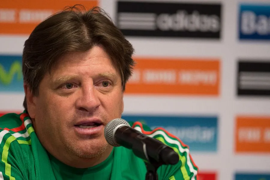 Miguel Herrera fue cesado del Tri por golpear a Martinoli