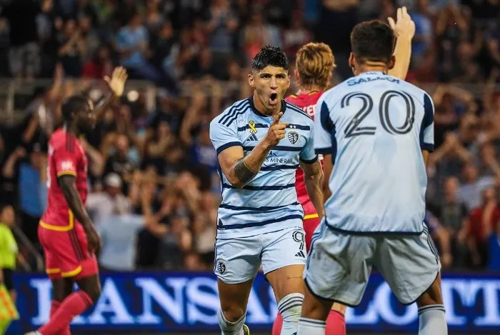 Pulido celebrando su gol