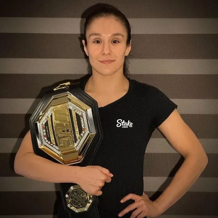 Alexa Grasso posando con el título