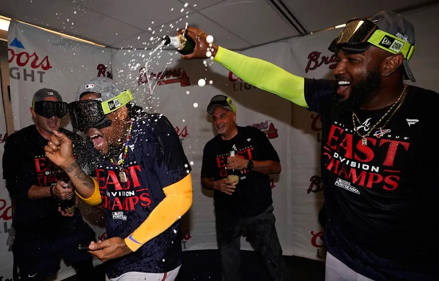 Ronald Acuña (izquierda) y el dominicano Marcell Ozuna celebran en el vestuario