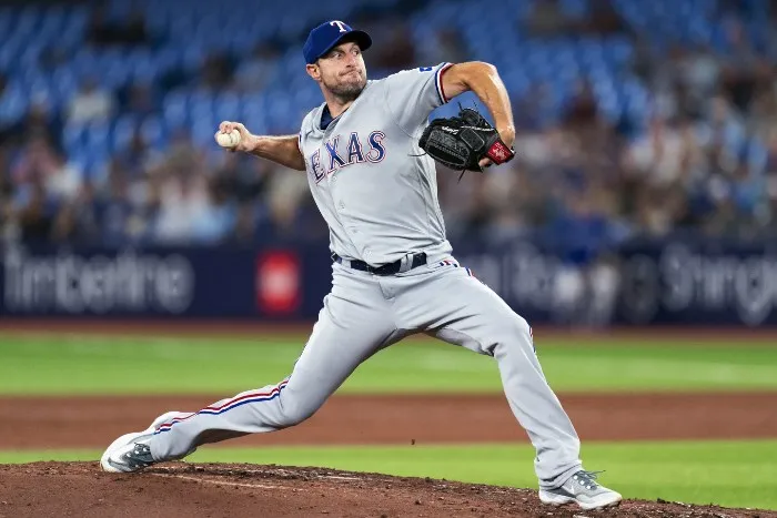 Max Scherzer jugando con los Rangers